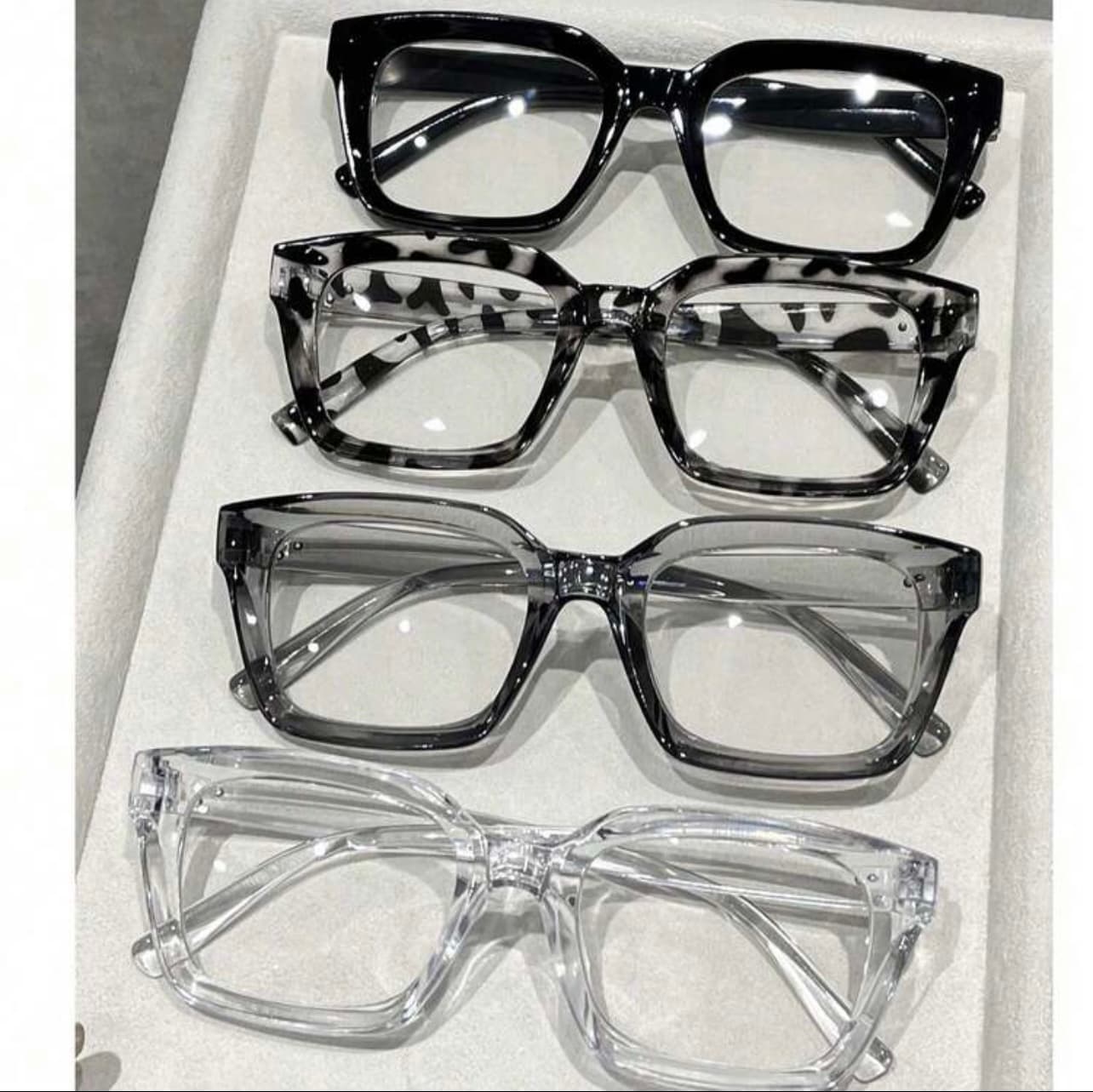 Une Paire de lunettes signature