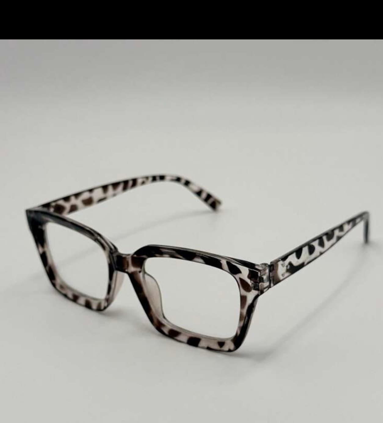 Une Paire de lunettes léopard