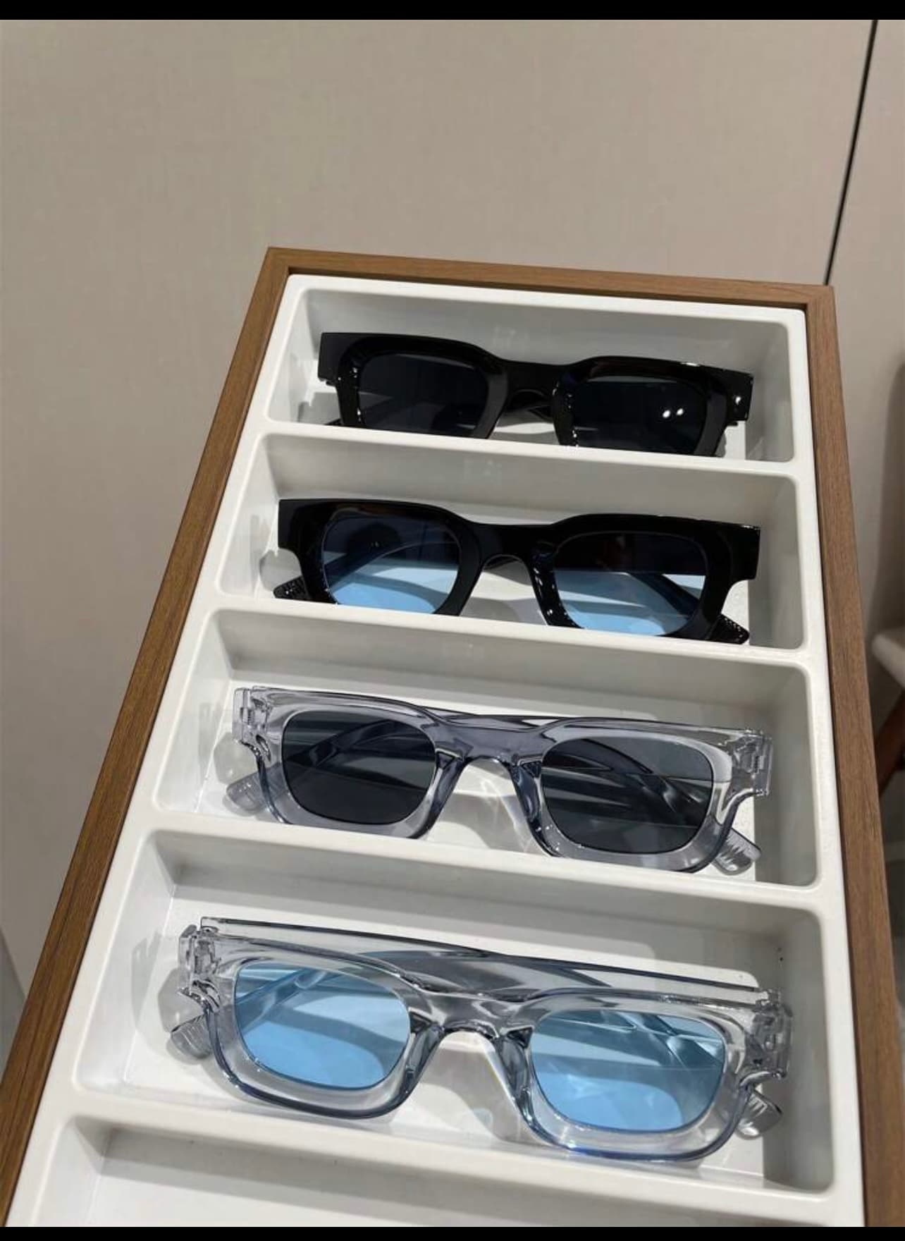 Une Paire du future bordure bleu ciel et fond bleu ciel