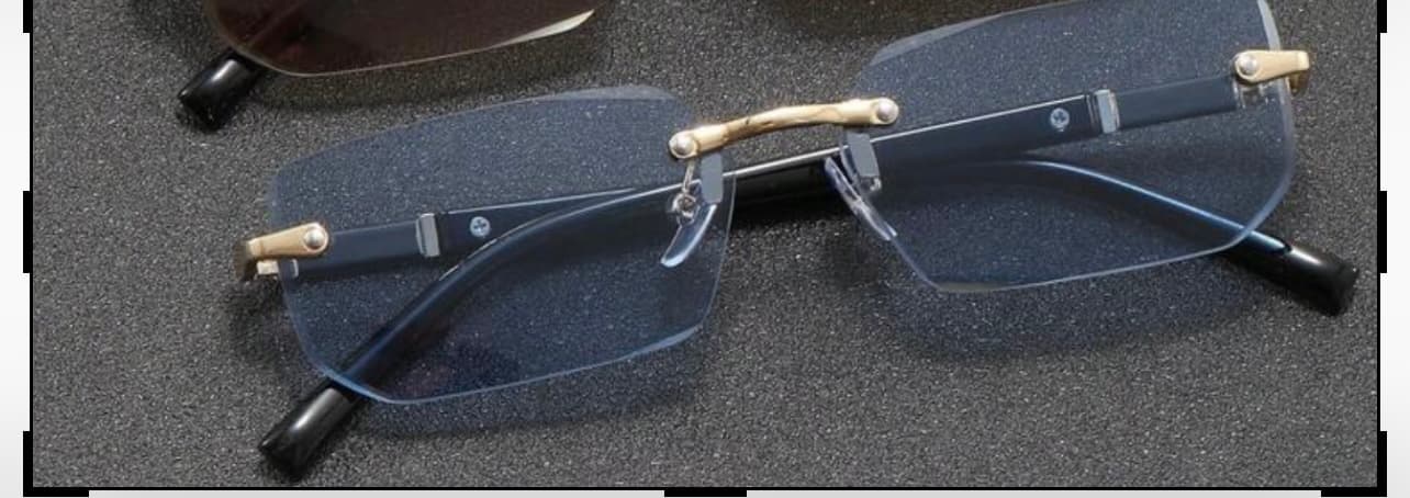 Une Paire de lunette collection héritage fond bleu
